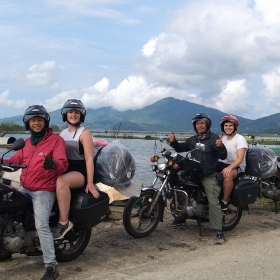 NGỒI SAU XE MOTOR ĐÚNG CÁCH - RẤT CẦN THIẾT !